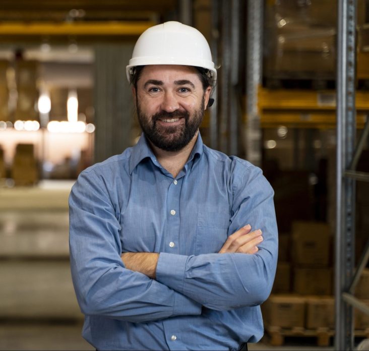 homem-com-os-bracos-cruzados-em-utensilios-domesticos